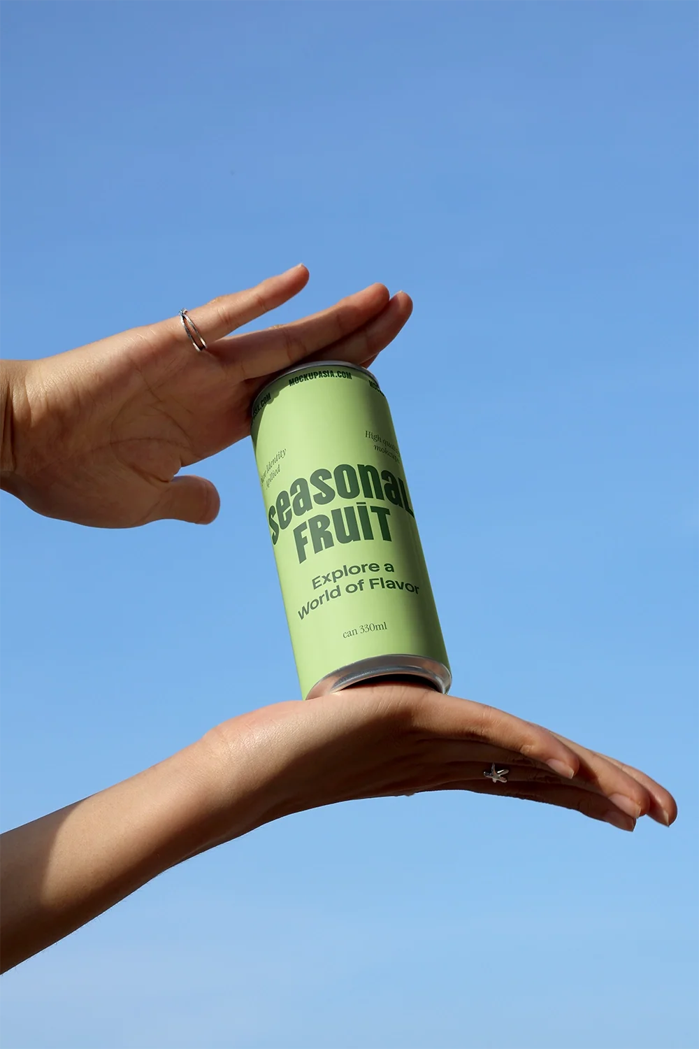 Design Studies: Slim Can Mockup CF30 – Floating Between Hands