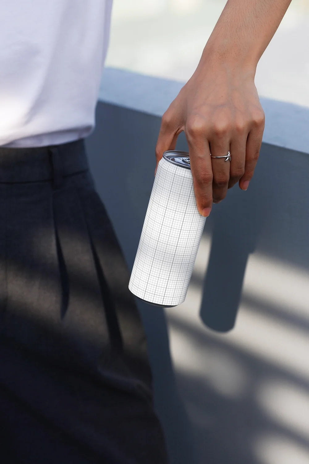 Design Studies: Slim Can Mockup CF19 – Downward Grip, Mid-Step