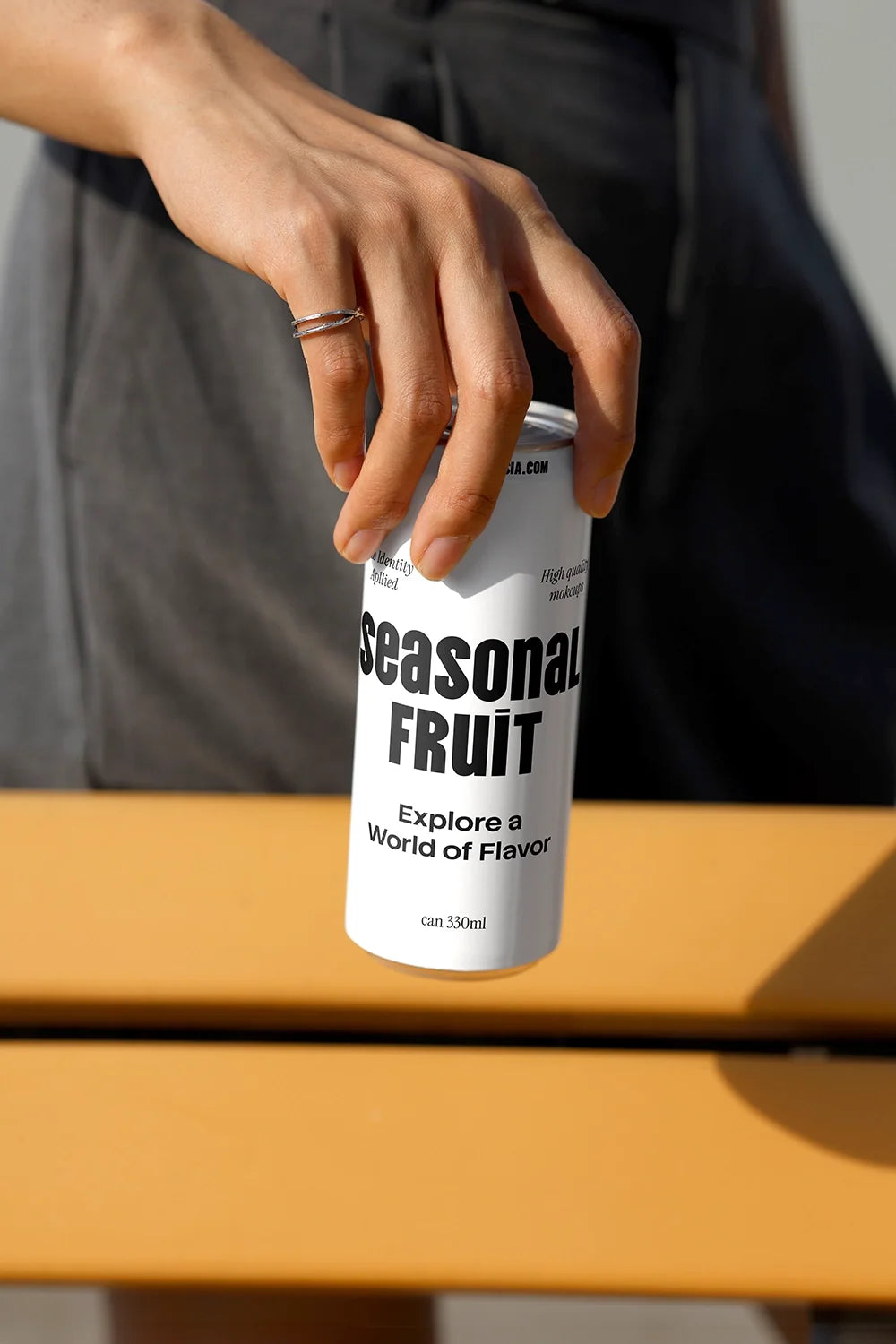 Design Studies: Slim Can Mockup CF21 – Single Can, Outdoor - Image 2
